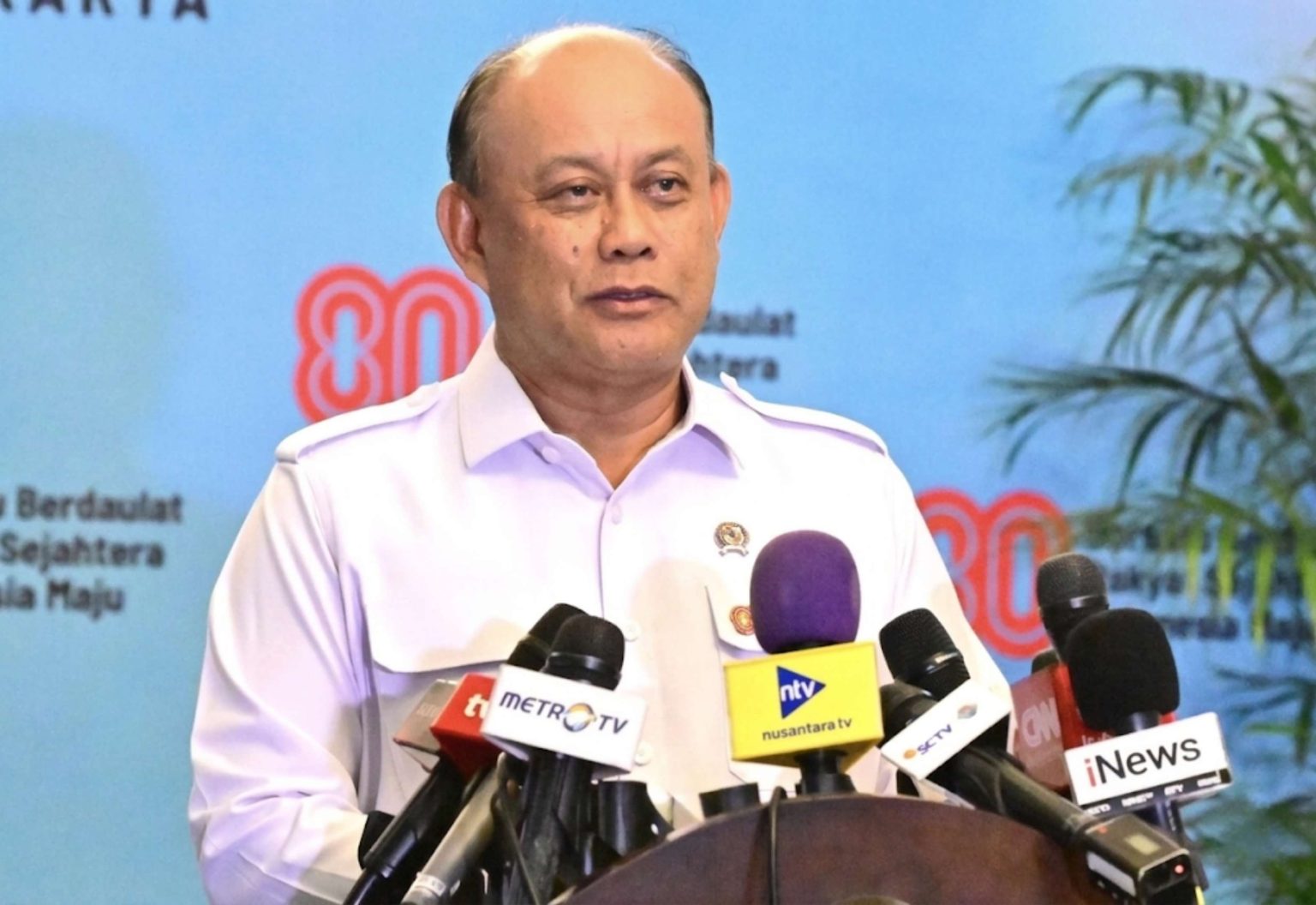Kepala Badan Gizi Nasional Dadan Hindayana memberikan keterangan pers di depan mikrofon berbagai media nasional terkait program Makan Bergizi Gratis.