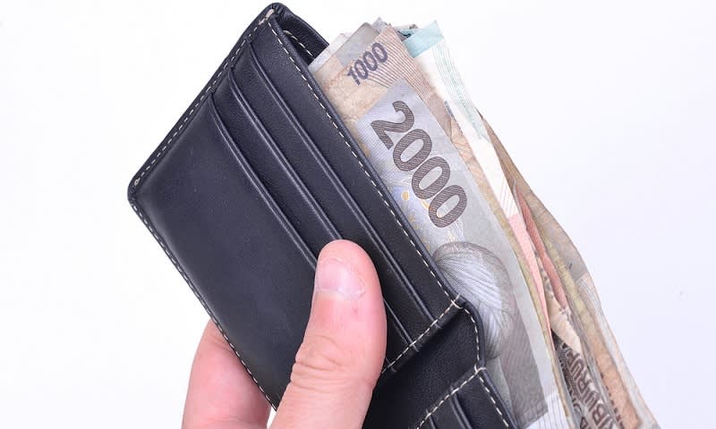 Dompet berisi uang rupiah sebagai ilustrasi tips hemat saat tanggal tua